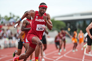 Tarsis Orogot running the relay